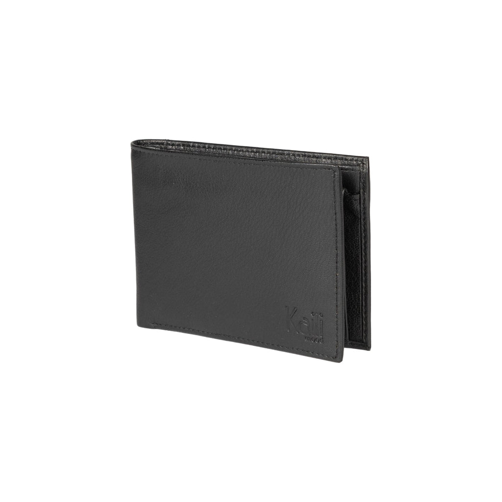 K11403AB | Men's wallet in genuine full-grain leather with a light grain. Black. Coin pocket. Closed dimensions: 12.5 x 9.3 x 1 cm. Packaging: Rigid gift box with bottom/lid